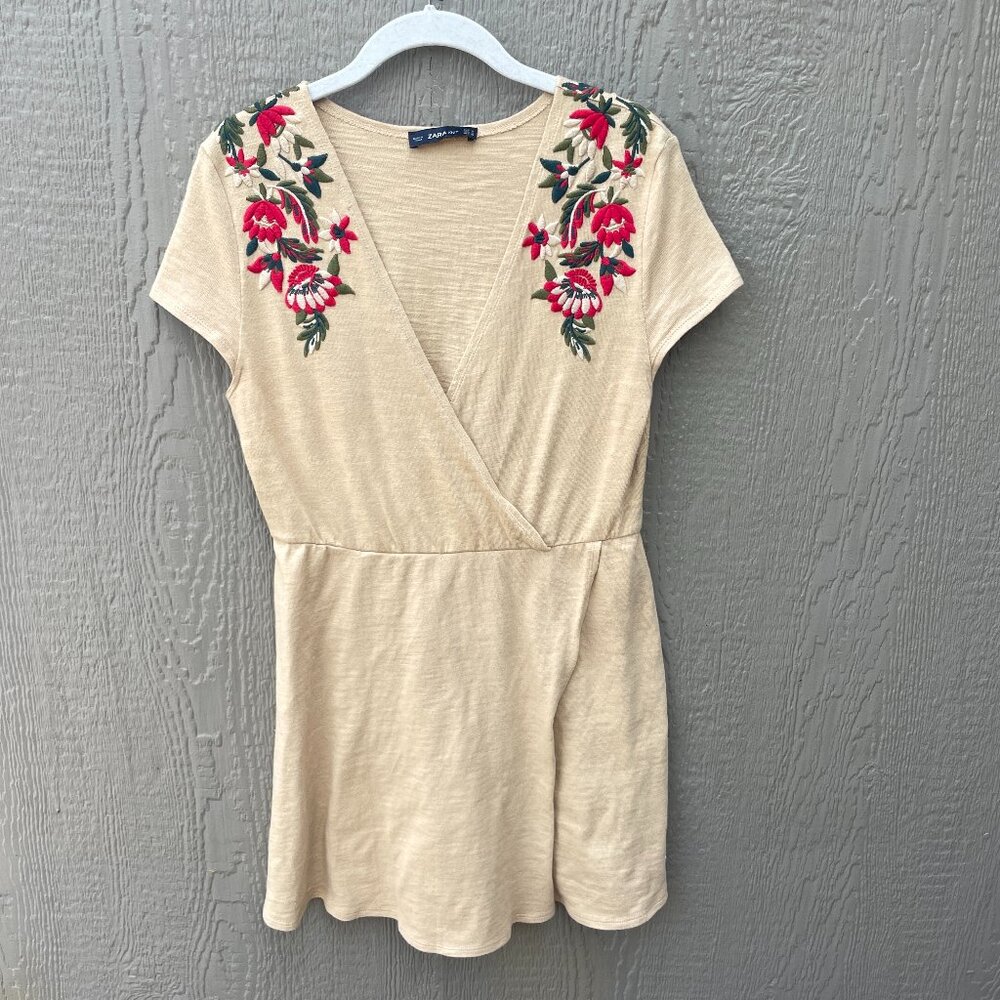 Zara Knit Dress Size M Embroidered Tan Red Floral Faux‎ Wrap Mini Jersey Stretch